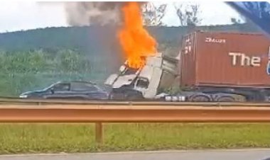 Carreta pega fogo e interdita Fernão Dias em Itatiaiuçu