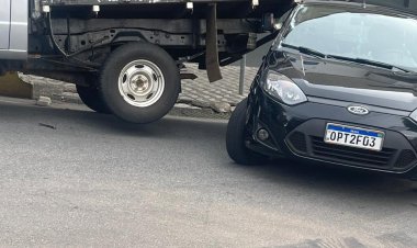 ACIDENTE - Carro entra na traseira de caminhonete