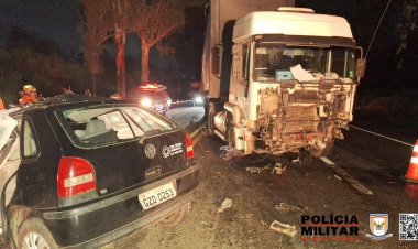 Homem morre após seu carro bater em caminhão