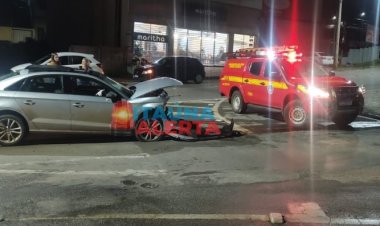 Carro sobe em passeio e bate em monumento