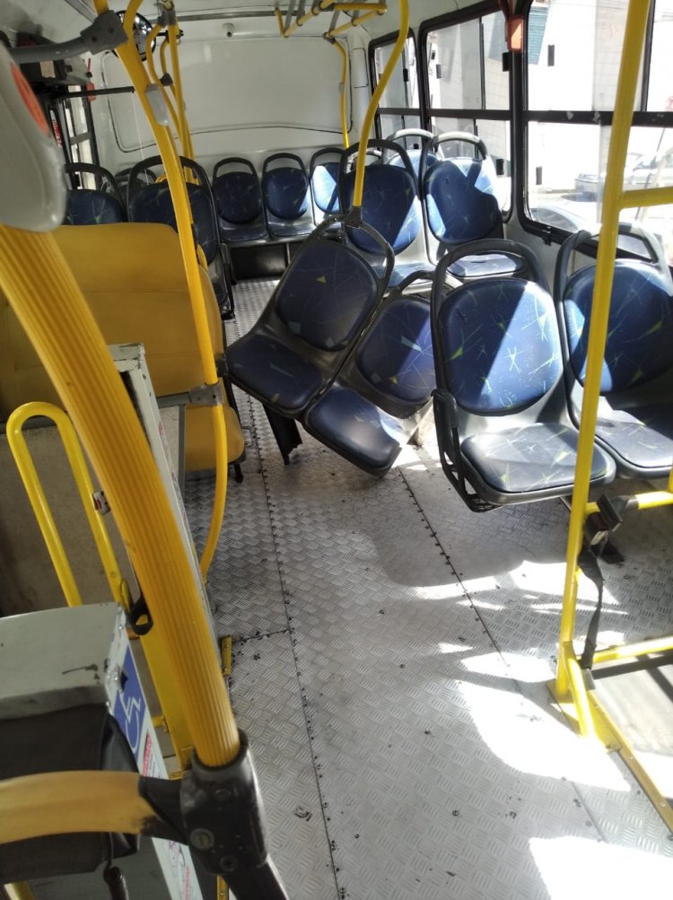 Absurdo: ônibus sujo, barulhento e com os assentos soltos circula em Itaúna!