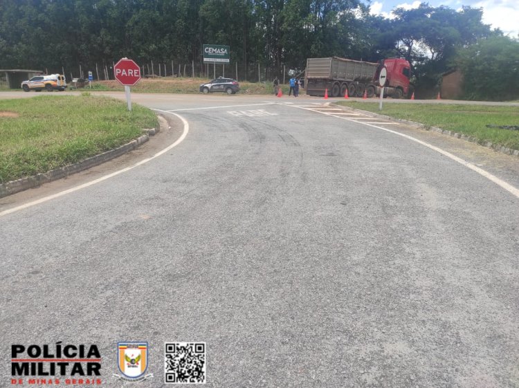 Moto bate em carreta e motoqueiro morre, na MG-050 em Itaúna