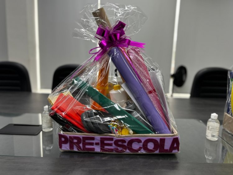 Secretaria de Educação prepara kits de material escolar