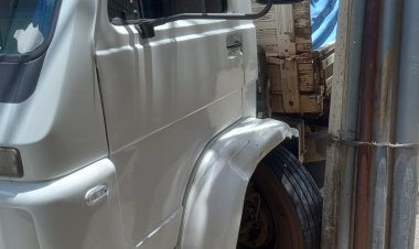 Caminhão perde freio e colide com poste no Centro