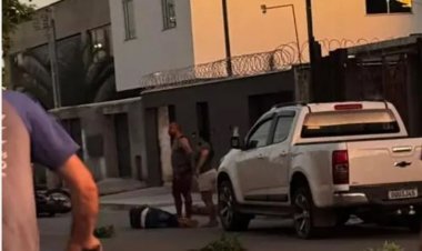 Motoqueiro atropela pedestre durante  prática do “grau”