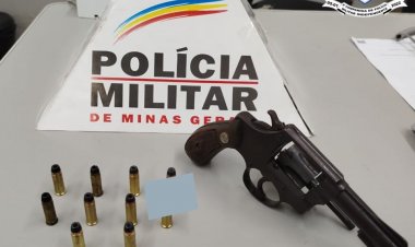 Homem é detido com arma
