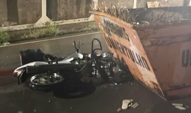 Moto bate em caçamba de entulho