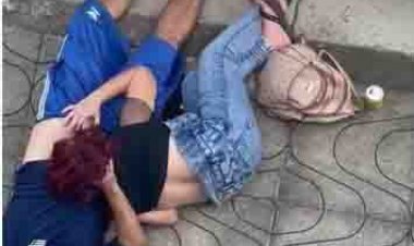 Casal flagrado praticando sexo em via pública