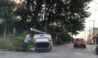 Carro capota no Morro do Engenho