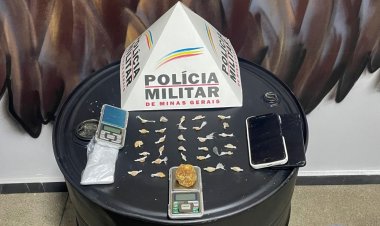 Homem flagrado ao  embalar pedras de crack