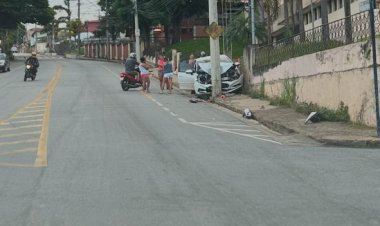 ACIDENTE  - Veículo colide com poste