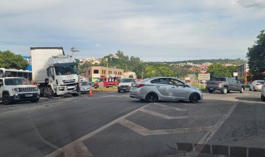 Acidente com carreta e caminhão no Trevo do Padre Eustáquio