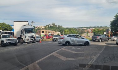 Acidente com carreta e caminhão no Trevo do Padre Eustáquio