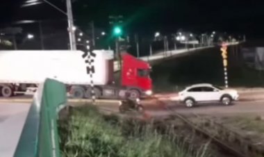 Fiat Strada trafega na  contramão e bate em carro