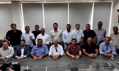 Gustavo Mitre reúne 16 prefeitos em Itaúna