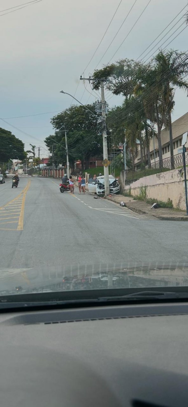 ACIDENTE - Veículo colide com poste