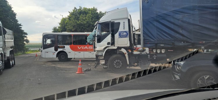 Acidente com carreta e caminhão no Trevo do Padre Eustáquio
