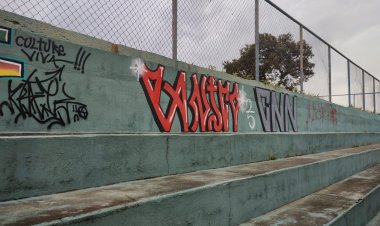 Três adultos e um  menor são flagrados  pichando muro de escola