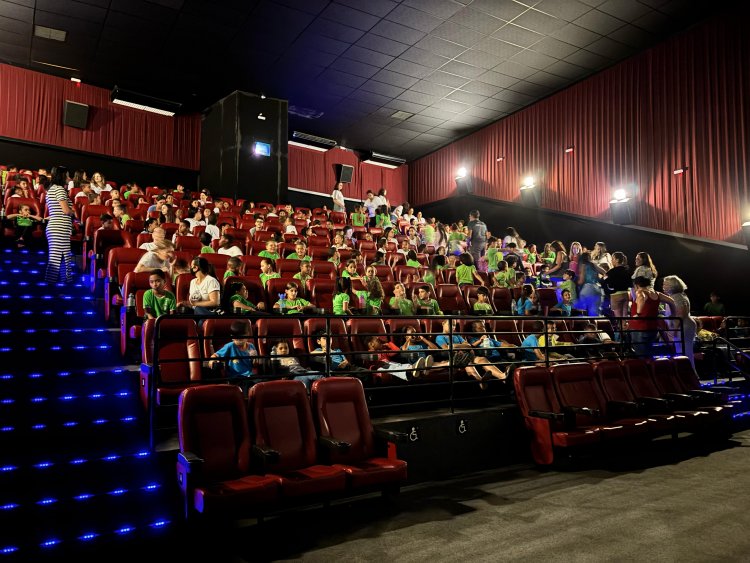 PROJETO TELA DO CONHECIMENTO - Crianças da zona rural têm dia de cinema em Itaúna