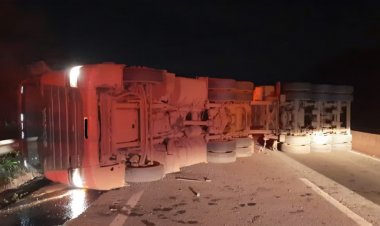 Carreta carregada com minério tomba na BR-381