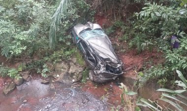 Uno cai em ribanceira e três pessoas são feridas