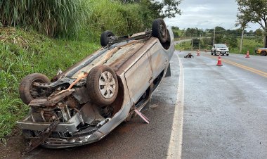 Toyota Etios sobe  em barranco e capota