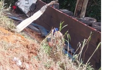 Carreta atravessa  pista e cai em abismo