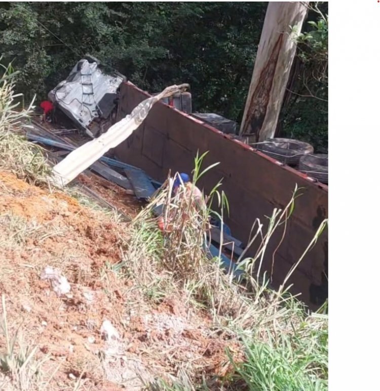 Carreta atravessa pista e cai em abismo