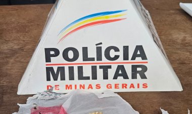Pedras e “farelo” de crack apreendidos com mulher