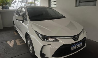 NA GARAGEM - FOLHA registra carro novo no prédio do Legislativo