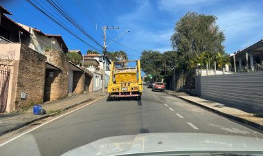DESRESPEITO - Caminhão “espalha” entulho pela via
