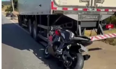 Motociclista perde o controle da moto e bate na traseira de caminhão na BR-262
