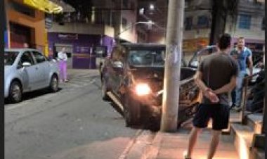 Camionete perde controle e colide em poste no centro de Itaúna