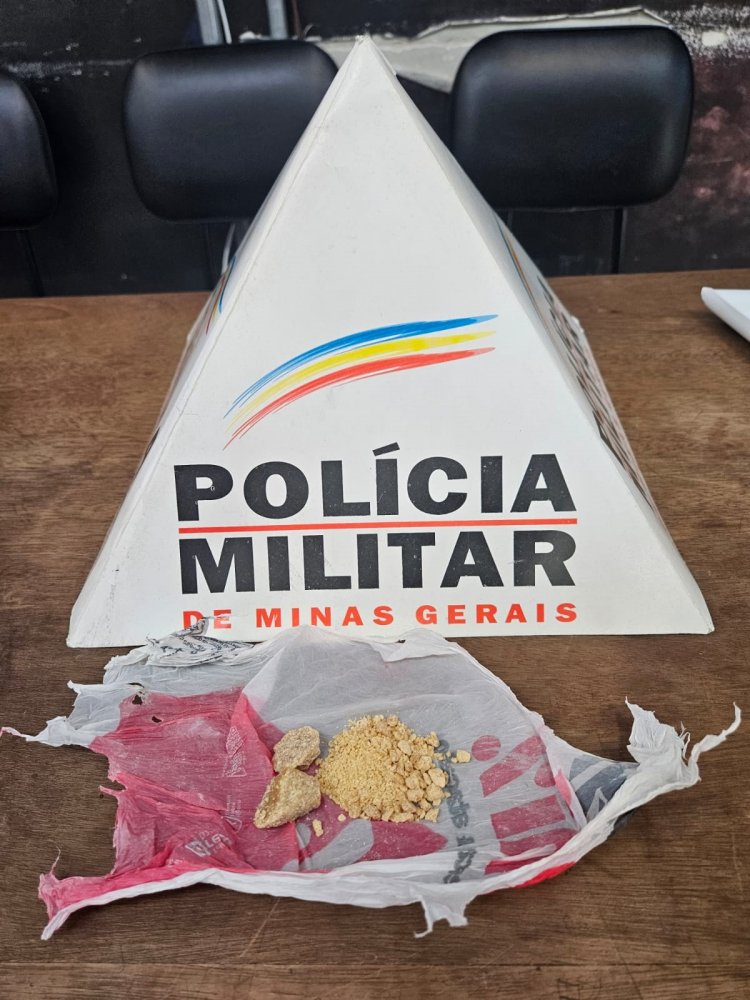 Pedras e “farelo” de crack apreendidos com mulher