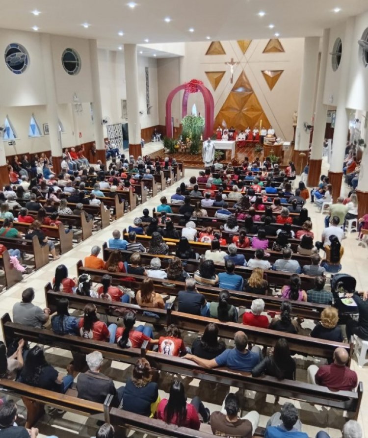 PADRE EUSTÁQUIO Comunidade celebra a padroeira