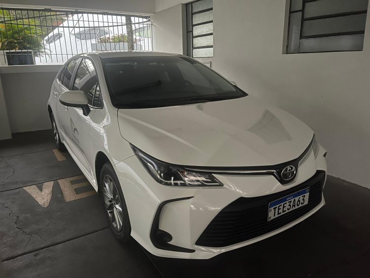 NA GARAGEM - FOLHA registra carro novo no prédio do Legislativo