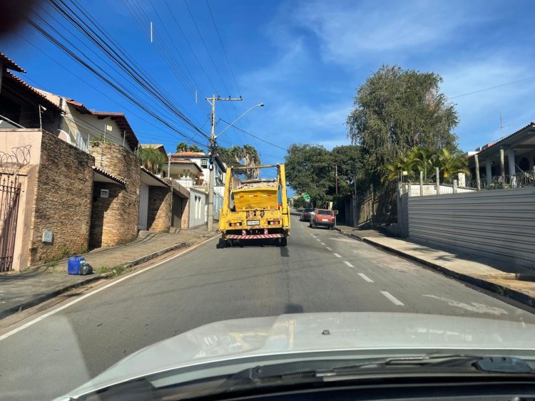 DESRESPEITO - Caminhão “espalha” entulho pela via
