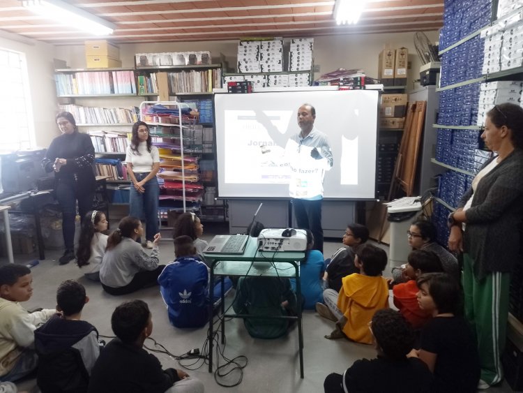 Jornalistas da FOLHA falam a alunos da E.M. Artur Contagem Vilaça