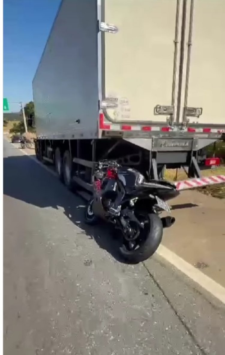 Motociclista perde o controle da moto e bate na traseira de caminhão na BR-262
