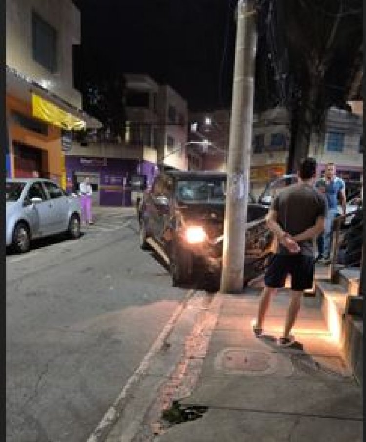 Camionete perde controle e colide em poste no centro de Itaúna