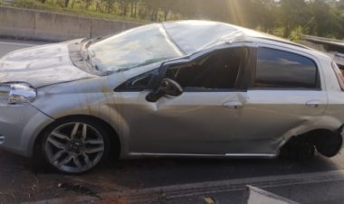 Carro capota na MG050 sentido Itaúna