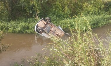 Carro Despenca no Rio São João em Itaúna