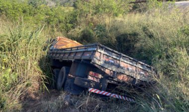 Caminhões colidem em Carmo do Cajuru