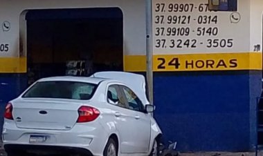Veículo colide em porta de loja no Lourdes