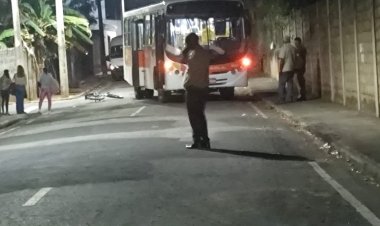 Adolescente fica ferido após praticar 'grau' e colidir na traseira de ônibus no São Judas