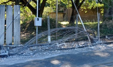 Caminhão atinge poste no Distrito Industrial em Itaúna