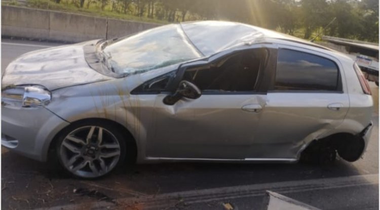 Carro capota na MG050 sentido Itaúna