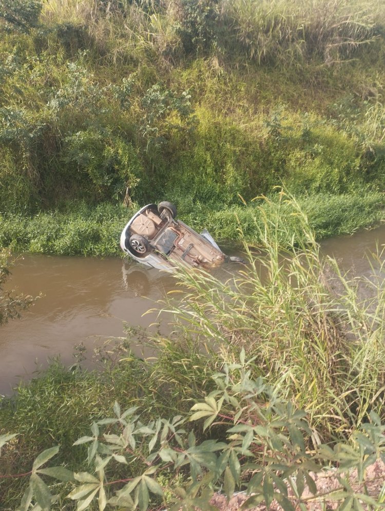 Carro Despenca no Rio São João em Itaúna