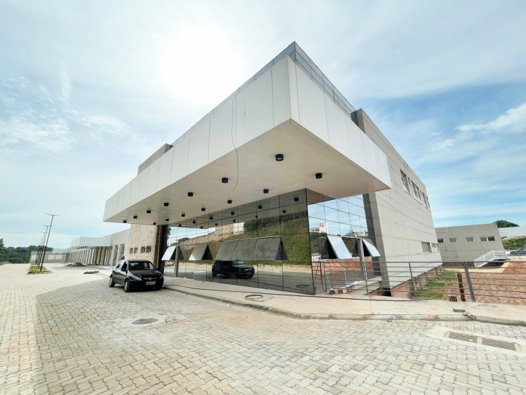 Secretário de Saúde de Minas visita obras do Hospital Regional