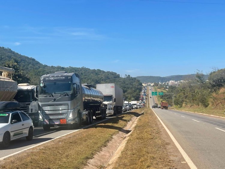Congestionamento de 10km na MG-050 causa transtornos e motoristas questionam aumento do pedágio